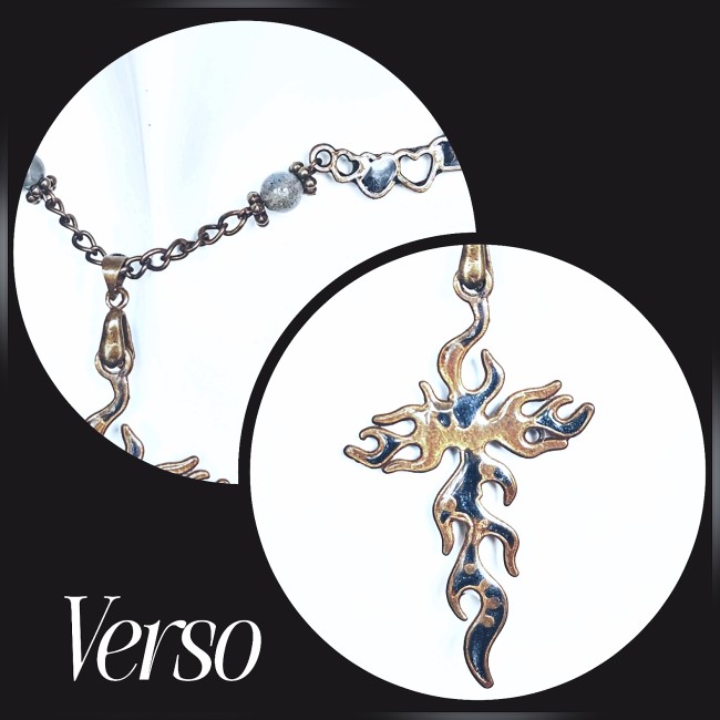 Ce collier rend hommage à son souffle intemporel, entre ombre et lumière. En son centre s’élève un pendentif en forme de croix stylisée, aux détails émaillés à froid d’un anthracite profond, rappelant les brumes mystiques qui veillent sur l’île.
