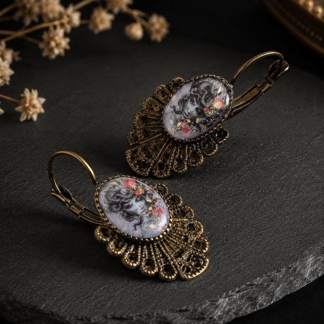 Fermeture dormeuse des boucles d'oreilles Le Regard de Méduse Vue des fermetures dormeuses des boucles d'oreilles Le Regard de Méduse en laiton bronze ancien. Détail des fermetures dormeuses assurant un port confortable et sécurisé.