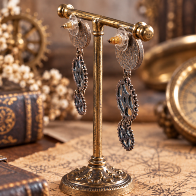 Boucles d’oreilles steampunk La Rose des Huit Horizons vues de trois-quarts dos, avec engrenages artisanaux