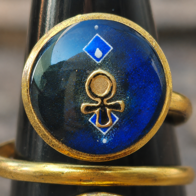 L’Ankh Éternel – Cabochon Clé de Vie égyptienne émaillé à la main Bague L’Ankh Éternel avec cabochon émaillé bleu indigo orné de la Clé de Vie égyptienne