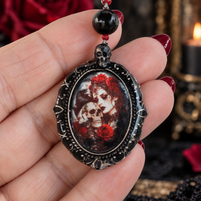 Pendentif gothique La Clef du Sang de Dragon – Pièce artisanale unique Pendentif gothique artisanal La Clef du Sang de Dragon tenu en main, médaillon émaillé et détails rouges