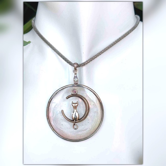  Phosphoros, un bijou entre rêve et lumière, pour illuminer vos journées et sublimer vos soirées.  Découvrez la magie céleste de la collection Phosphoros, une invitation à porter un bijou chargé de poésie et de mystère. Chaque collier met en valeur un pen