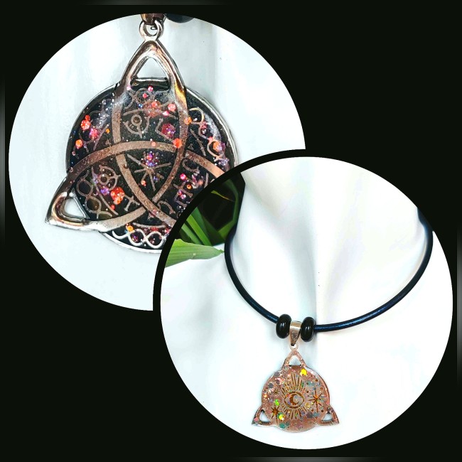 Portant le nom du dieu scalde de la poésie et des récits immortels, ce collier est une ode à la puissance des symboles et à l’éclat des mots gravés dans la matière. Son pendentif réversible, circulaire et mystérieux, révèle deux visages.  Deux perles d’Ob