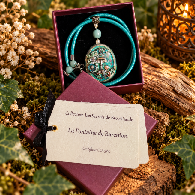 Collier artisanal turquoise La Fontaine de Barenton présenté dans son écrin bordeaux avec son certificat d’identification, collection Les Secrets de Brocéliande.