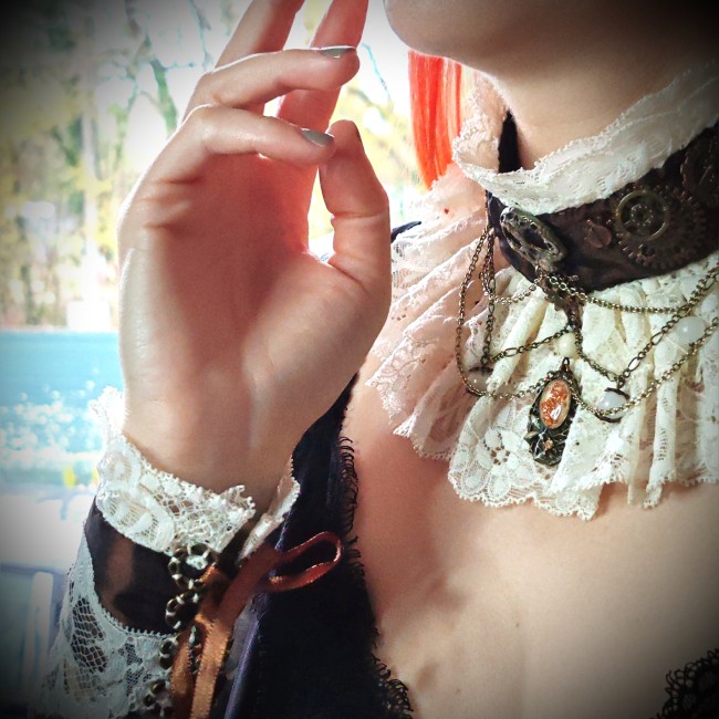 Mise en situation du collier Cassandre avec les manchettes assorties, bijoux artisanaux victoriens steampunk portés