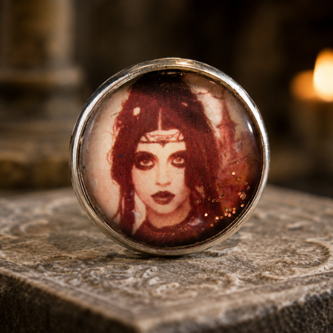 L’Oracle au Troisième Signe – Détail du cabochon sépia émaillé Gros plan du cabochon sépia scintillant des boucles d’oreilles L’Oracle au Troisième Signe, émaillé à la main