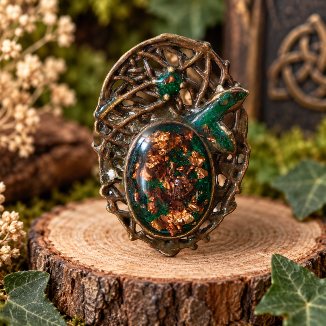 Vue détaillée de la bague L’Orée du Monde, pièce artisanale aux teintes vert forêt et cuivre, inspirée des bois sacrés de Cernunnos.