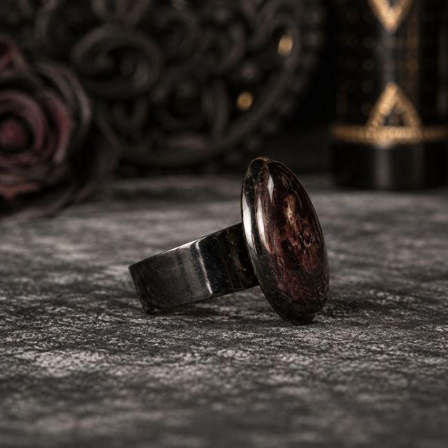 Bague gothique femme Le Baiser de Perséphone – Vue de profil Vue de profil du Baiser de Perséphone, révélant son large anneau sombre et la hauteur de son cabochon aux nuances profondes et mystérieuses.
