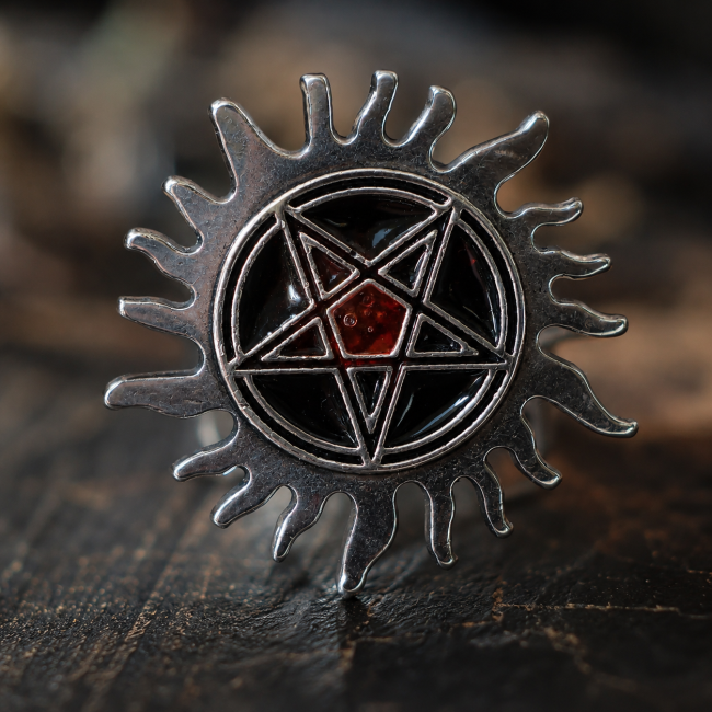 Gros plan pentacle émaillé Le Soleil des Sorcières Gros plan du pentacle émaillé rouge et noir de la bague gothique Le Soleil des Sorcières
