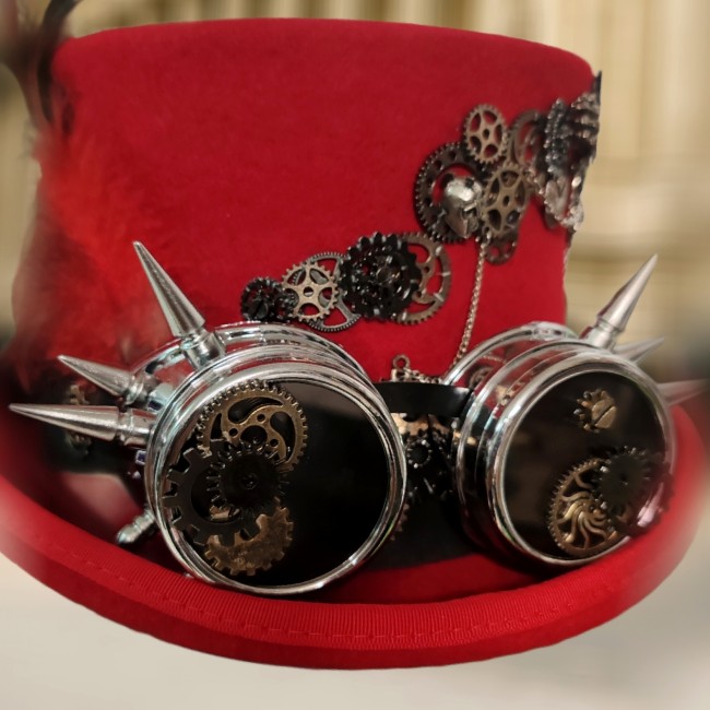 Zoom sur les lunettes de soudeur argentées du chapeau steampunk Dr Jekyll avec engrenages cousus à la main