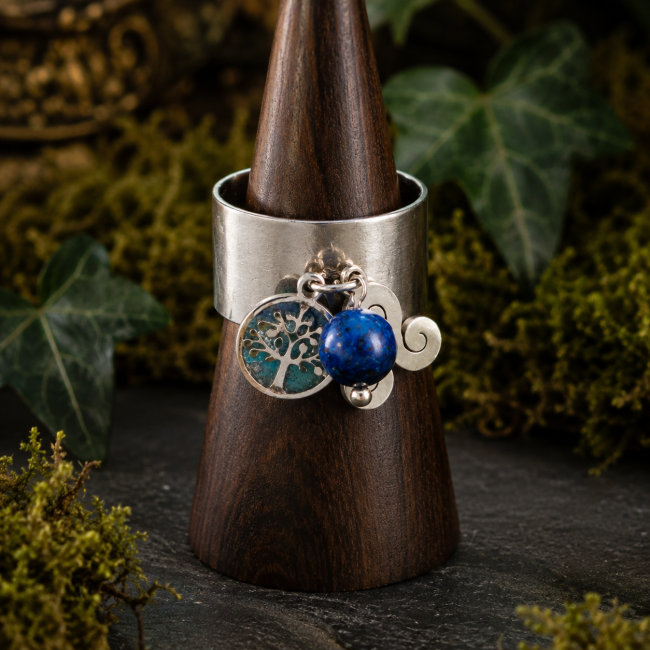 La Promesse des Immortels – Vue de face Bague La Promesse des Immortels vue de face avec arbre de vie émaillé, triskel et chrysocolle