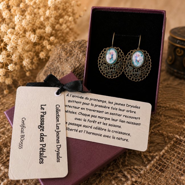 Coffret cadeau – Le Passage des Pétales | Les Jeunes Dryades Présentation complète des boucles d'oreilles Le Passage des Pétales avec écrin, certificat et carte de collection, prêtes à offrir.