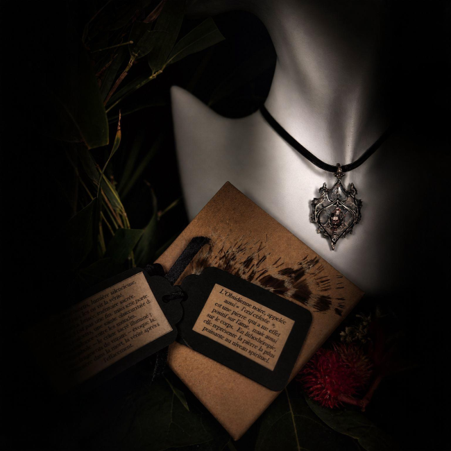 Collier lucerna mortis en ambiance sombre avec touches florales rouges profondes