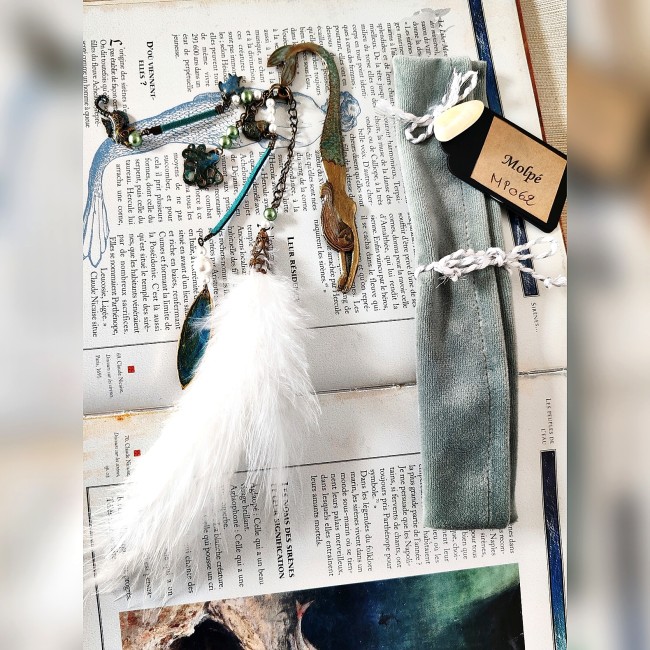 Marque-page sirène Molpé avec pochette velours personnalisée carte d'identification numérotée et carte de présentation