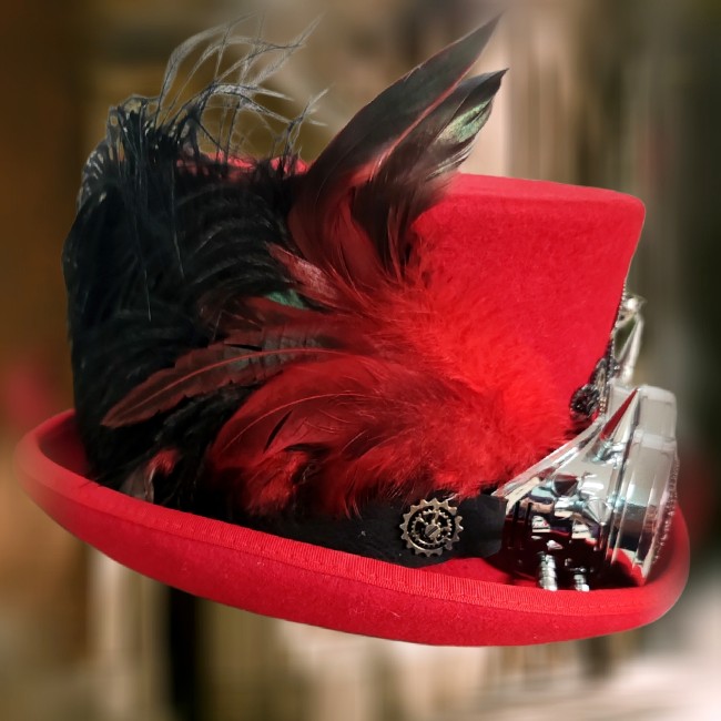 Profil droit du chapeau steampunk gothique Dr Jekyll en feutre rouge, création artisanale