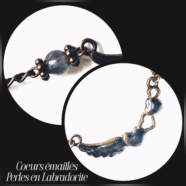 De part et d’autre, des enfilades de perles en laiton et de Labradorite véritable diffusent leurs reflets changeants, gardiens des secrets et protecteurs des âmes. Ces perles encadrent des ornements précieux, ornés de trois cœurs ailés, émaillés sur leurs