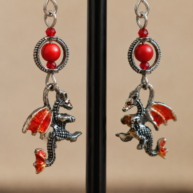 Détail des dragons de Spagnar Gros plan sur les dragons en relief émaillés rouge des boucles d'oreilles Spagnar