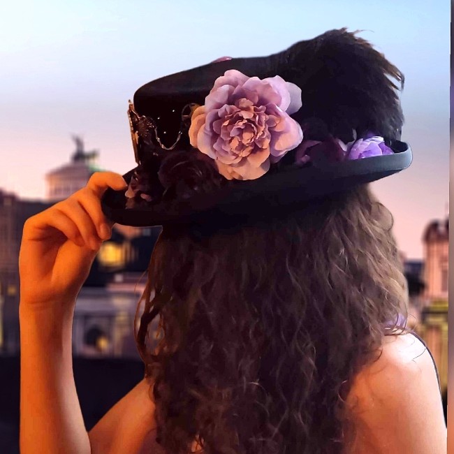 Chapeau steampunk Mina porté – Création artisanale d’exception Chapeau steampunk Mina porté, vue de côté gauche, haut-de-forme gothique victorien