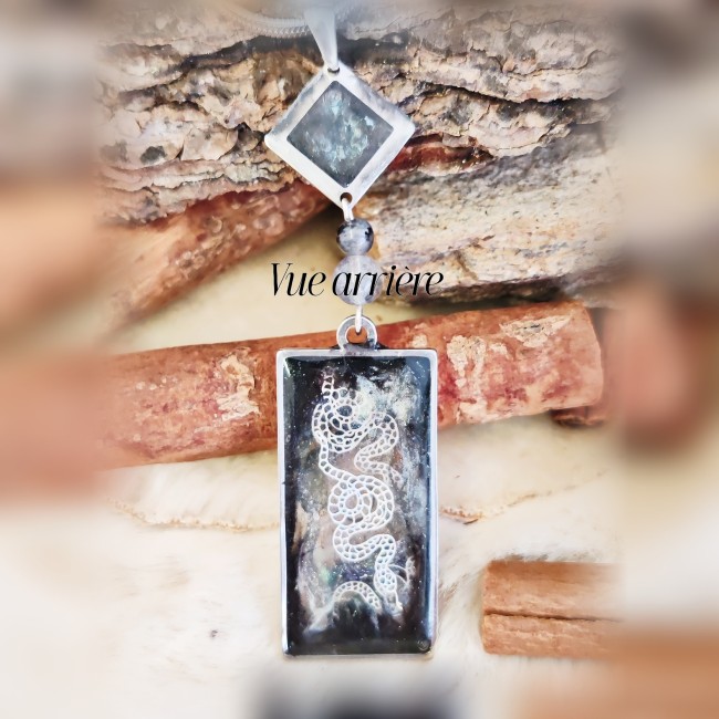 Dos du pendentif Mélusine – Labradorite – Fantaisies d’A. Détail du dos du pendentif Mélusine mettant en valeur l’émail transparent, les reliefs sculptés et les perles en Labradorite. Artisanat raffiné par Fantaisies d’A.
