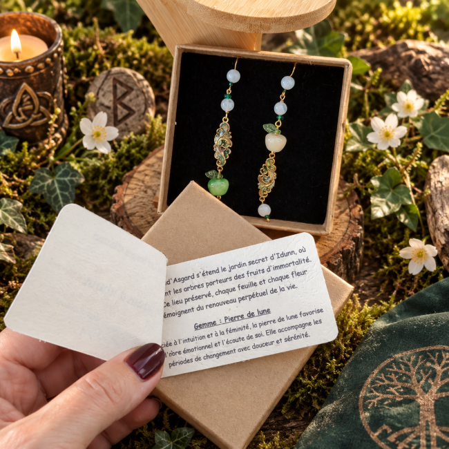 Le Jardin d’Idunn – Écrin cadeau et carte d’identification Écrin artisanal des boucles d’oreilles Le Jardin d’Idunn avec carte présentant la pierre de lune.