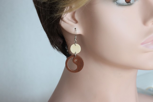 M49-64-2 boucle oreille yin yang bicolore bois ajouré'