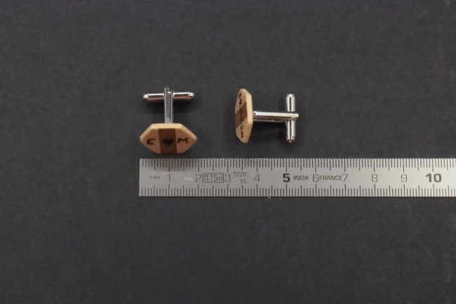 Boutons de manchette bois hexagone marqueterie bicolore noyer et platane maillé pyrogravure personnalisée''