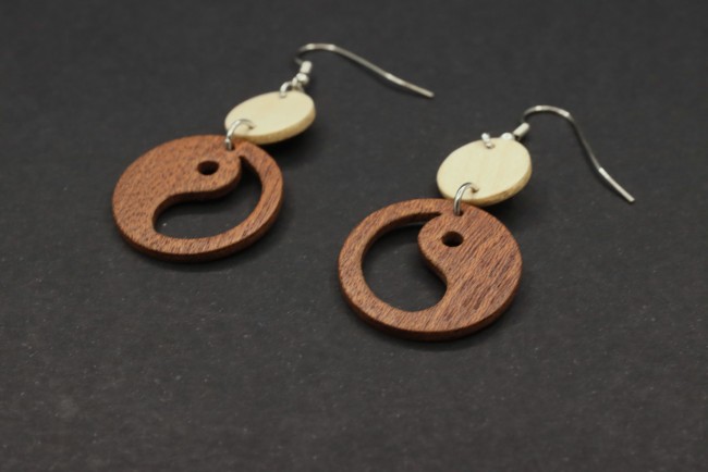 M49-64-2 boucle oreille yin yang bicolore bois ajouré''