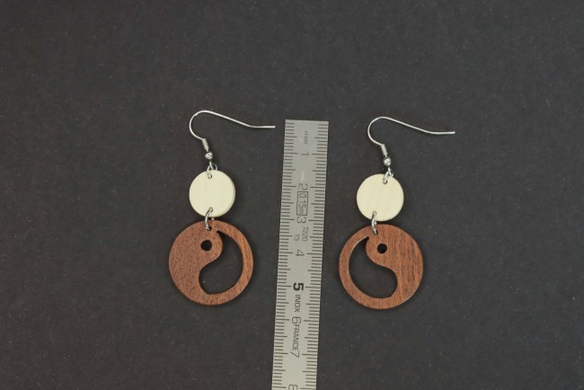 M49-64-2 boucle oreille yin yang bicolore bois ajouré'''