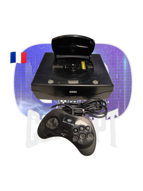 Sega Saturn V2 Loose front 1 Photo de face capot ouvert de la Sega Saturn V2.