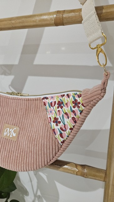 Sac demi lune en velours côtelé coloris bois de rose et coton fleuri 