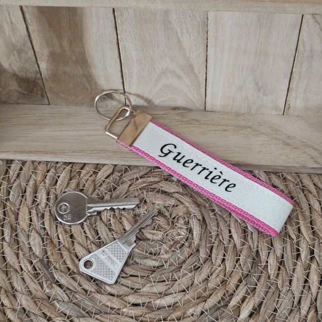 Porte clés message Guerrière coloris rose foncé