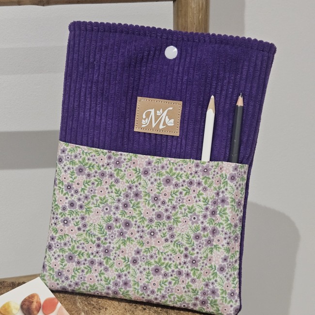 20260715_192435 Pochette pour livre de poche en velours côtelé coloris violet