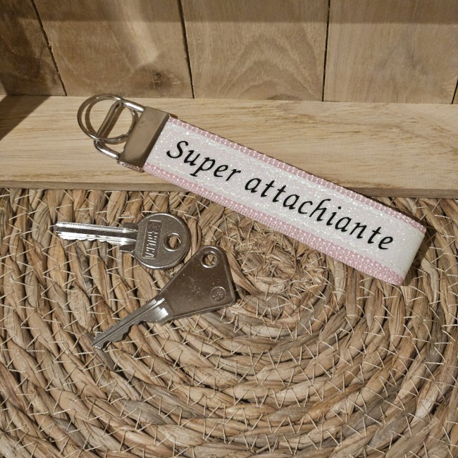 Porte clés message Super attachiante coloris rose tendre