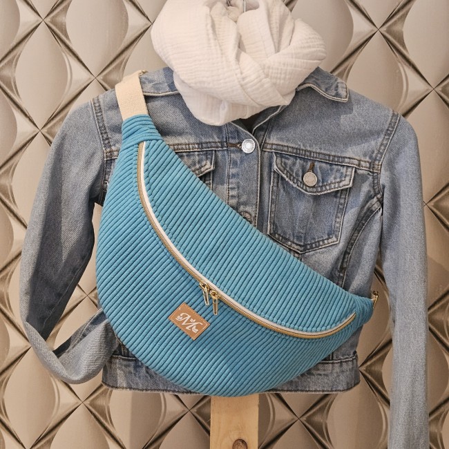 Sac banane Tsuki en velours côtelé d'ameublement coloris turquoise modèle fleuri
