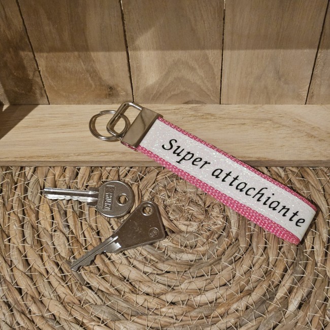 Porte clés message Super attachiante coloris rose foncé