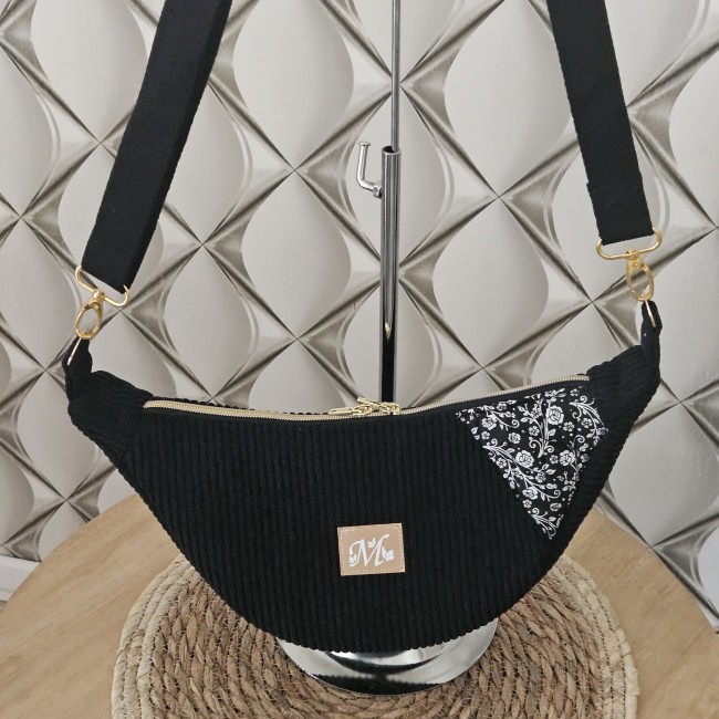 Sac demi lune Hoshi en velours côtelé coloris noir et contraste coton imprimé roses blanches