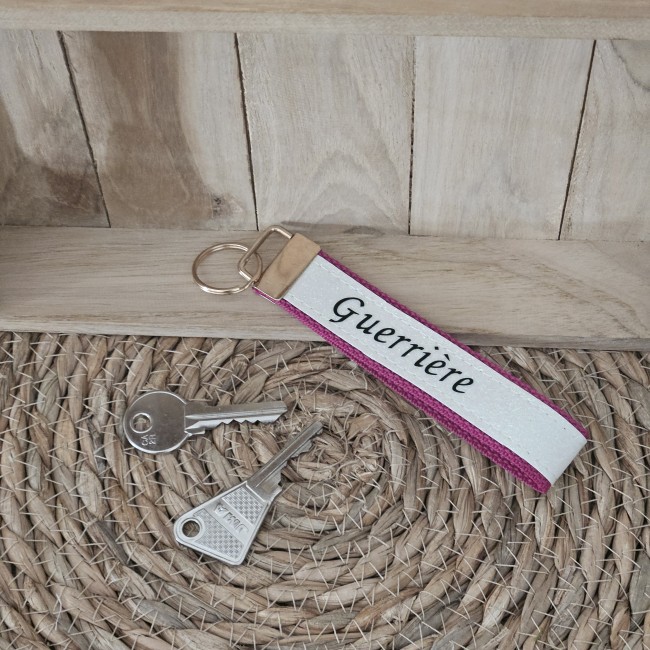 Porte clés message Guerrière coloris fuchsia