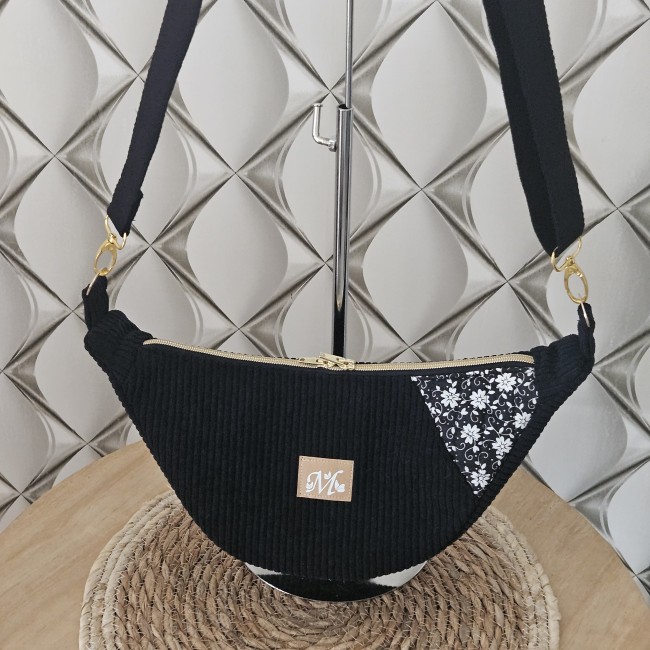 Sac demi lune Hoshi en velours côtelé coloris noir et contraste coton fleuri fleurs blanches