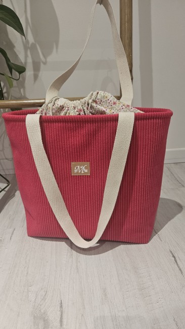 cabas fourre tout en velours côtelé coloris fuchsia 