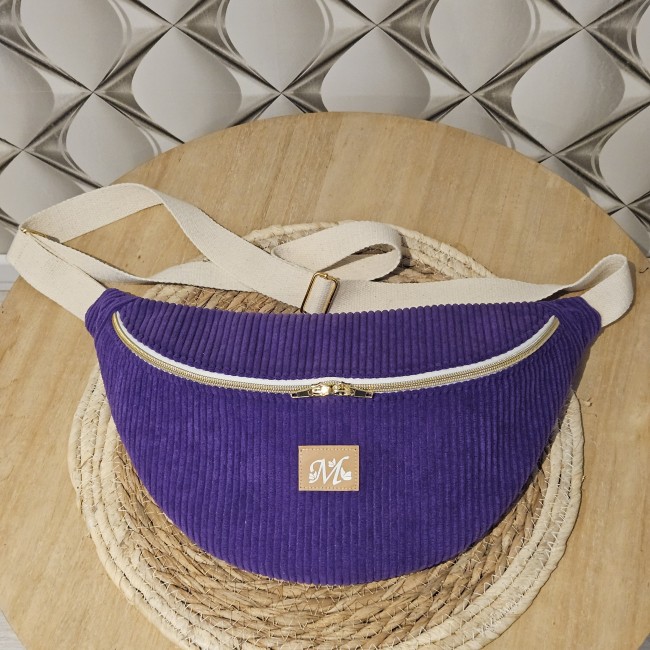 Sac banane Tsuki velours côtelé coloris violet | Mel Créations Sac banane Tsuki violet avec son format pratique de 40 cm
