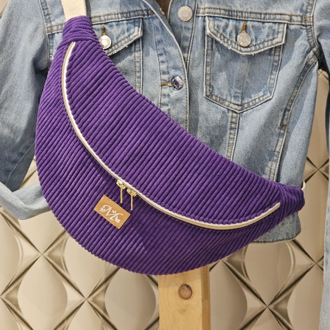 Sac banane Tsuki velours côtelé coloris violet | Mel Créations Détail du velours côtelé violet du sac banane Tsuki