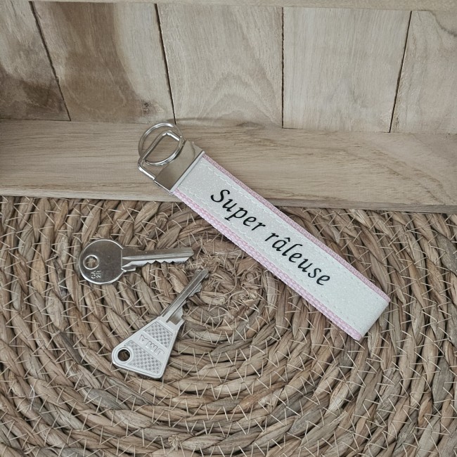 Porte clés message Super râleuse coloris rose tendre