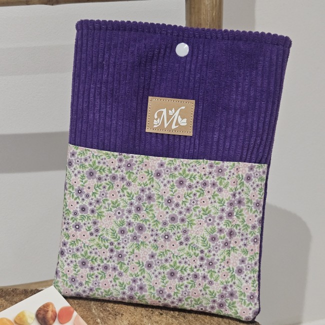20260715_192423 Pochette pour livre de poche en velours côtelé coloris violet