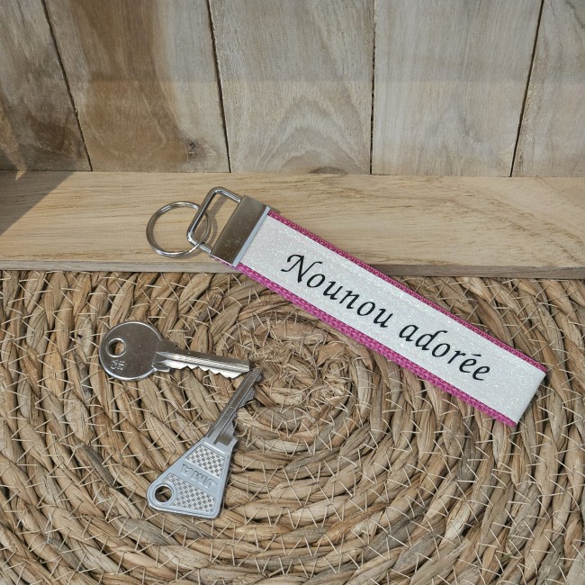 Porte clés message NOUNOU ADORÉE coloris rose foncé