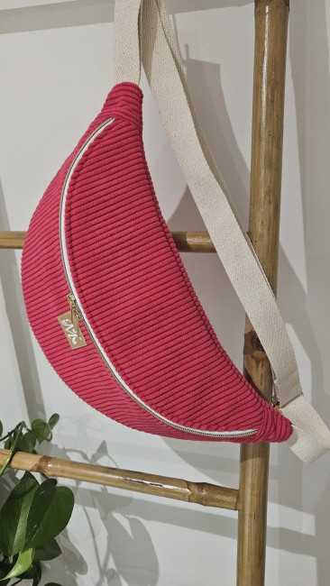 Sac banane en velours côtelé coloris fuchsia 