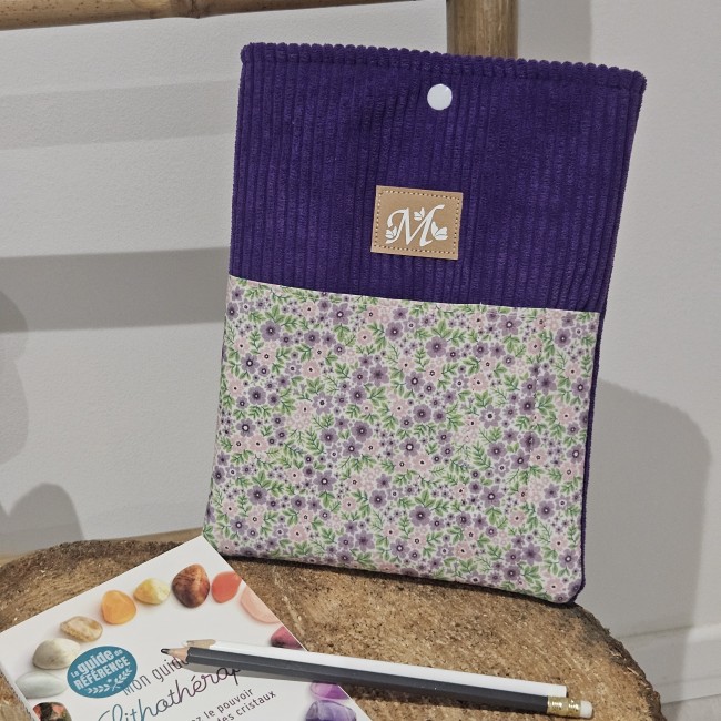 20260715_192420 Pochette pour livre de poche en velours côtelé coloris violet