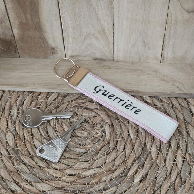 Porte clés message Guerrière coloris rose tendre