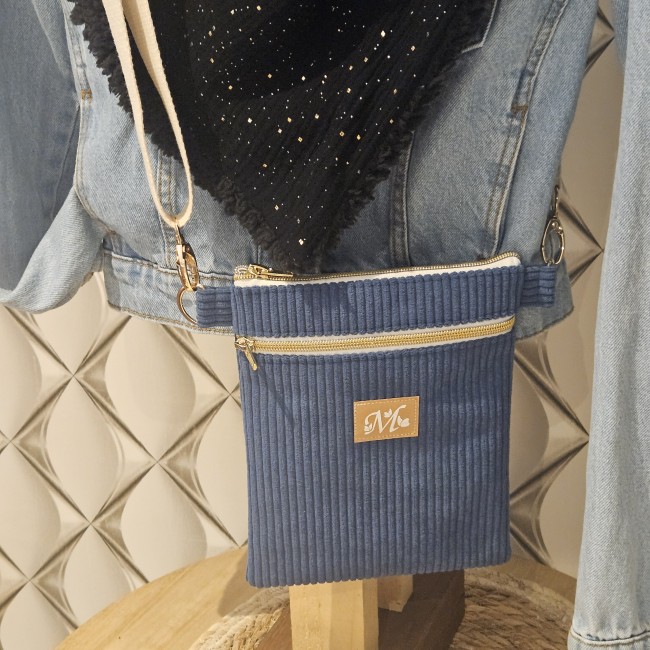 Pochette bandoulière l’essentiel velours bleu jeans et coton imprimé fleuri