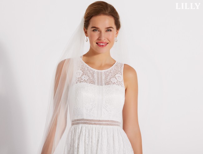 Robe de mariée en dentelle de la marque LILLY, TAILLE 40 DESTOCKAGE Robe de mariée en dentelle de la marque LILLY, TAILLE 40 DESTOCKAGE