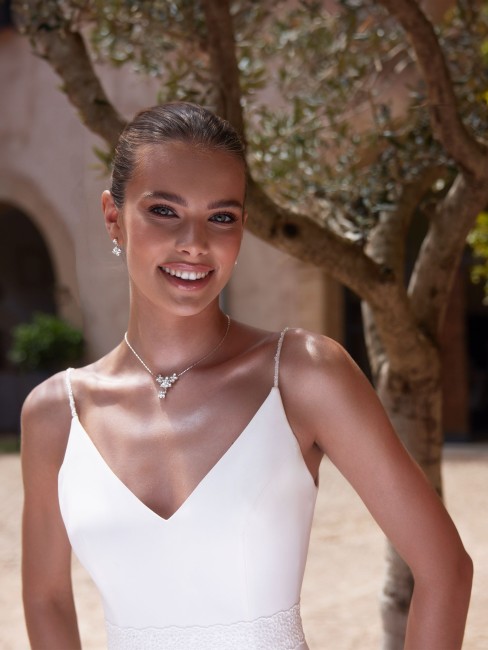 adelina_pa163_n9-240516_bianco_11682_done robe de mariée épurée, fluide avec fente, bretelles fines.